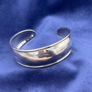 Silver cuff with rounded edge